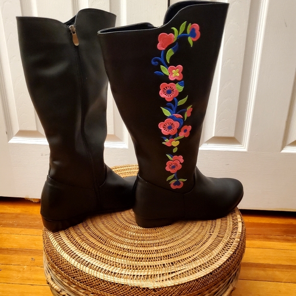 Black leather embroidered walking boots - Picture 2 of 7